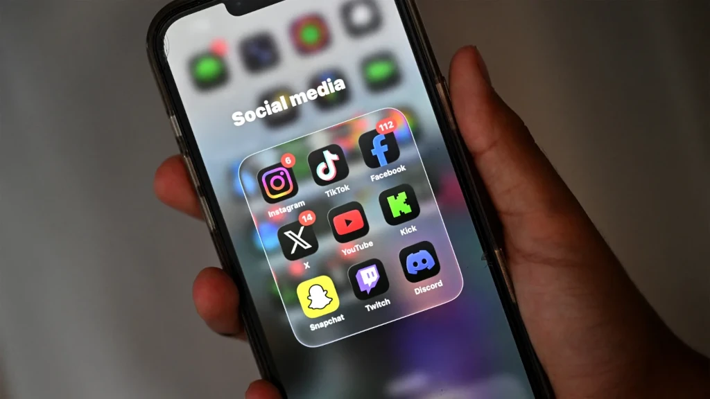 Spanyolország az első európai ország, amely betiltja a közösségi médiát a 16 év alattiaknak