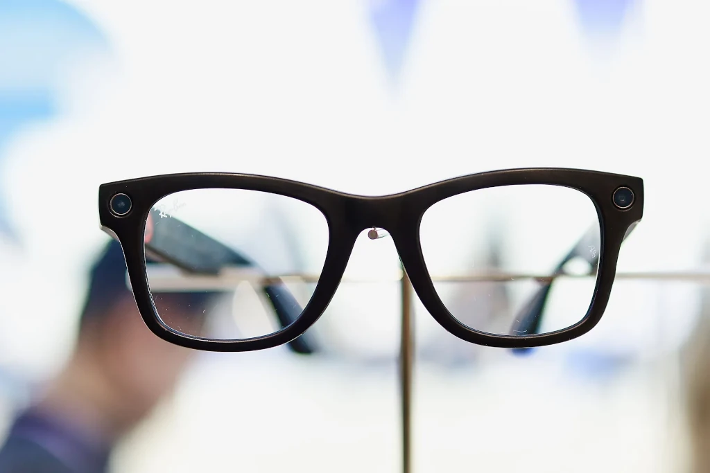 A Metát figyelmeztették, hogy az arcfelismerő szemüvegek felfegyverzik a szexuális ragadozókat