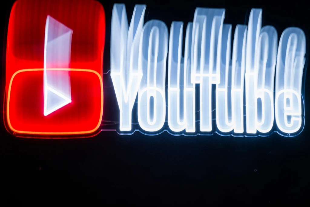 A YouTube mesterséges intelligenciával működő deepfake-észlelő eszköze mostantól minden 18 évesnél idősebb alkotó számára elérhető