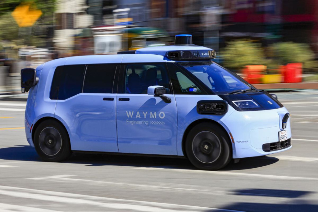 Üres Waymo autók torlódtak össze egy atlantai zsákutcában. Senki sem tudja megmagyarázni, miért?