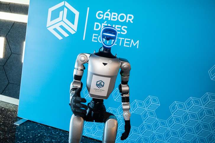 Ilyen még nem volt Magyarországon: humanoid robot tette le az elsőévesek esküjét